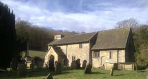 У Британії є “зачароване” село з незвичайною старовинною церквою: у чому її особливість У-Британії-є-“зачароване”-село-з-незвичайною-старовинною-церквою:-у-чому-її-особливість