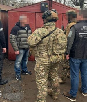 Щомісячний-дохід-–-мільйон-гривень:-волиняни-разом-зі-спільниками-організували-нарколабораторію