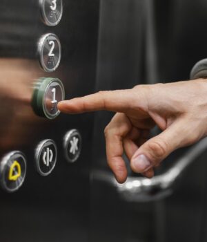 Скільки-людей-застрягали-в-ліфтах-під-час-відключень-світла-у-Луцьку