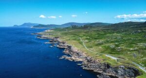 В Ірландії є чарівний острів, де можна пройти слідами кінозірок: чим ще він особливий В-Ірландії-є-чарівний-острів,-де-можна-пройти-слідами-кінозірок:-чим-ще-він-особливий