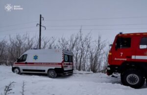 На Волині у сніговому заметі застрягла «швидка» На-Волині-у-сніговому-заметі-застрягла-«швидка»