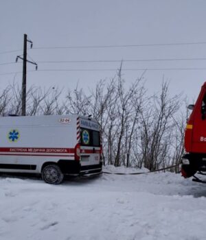 На-Волині-у-сніговому-заметі-застрягла-«швидка»