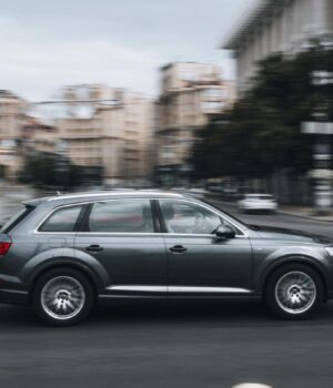 Не-дизайн-трюк:-для-чого-насправді-встановлюють-“акулячий-плавник”-на-даху-авто