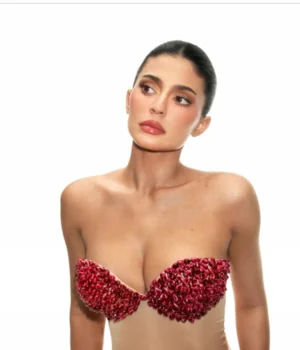 Кайлі-Дженнер-вразила-всіх:-бюстгальтер-із-гранатових-зернят-у-новій-фотосесії
