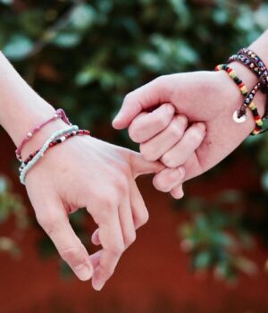 Жінки,-які-мають-лише-одну-справжню-подругу,-мають-ці-11-рідкісних-рис-характеру