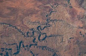 Неймовірна річка “дереться” вгору по схилу через гори: як таке може бути Неймовірна-річка-“дереться”-вгору-по-схилу-через-гори:-як-таке-може-бути