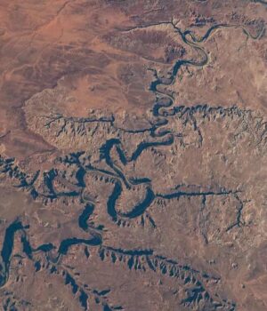 Неймовірна-річка-“дереться”-вгору-по-схилу-через-гори:-як-таке-може-бути