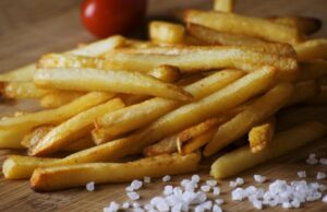 Простий трюк шеф-кухаря допоможе отримати хрустку та золотисту картоплю фрі Простий-трюк-шеф-кухаря-допоможе-отримати-хрустку-та-золотисту-картоплю-фрі