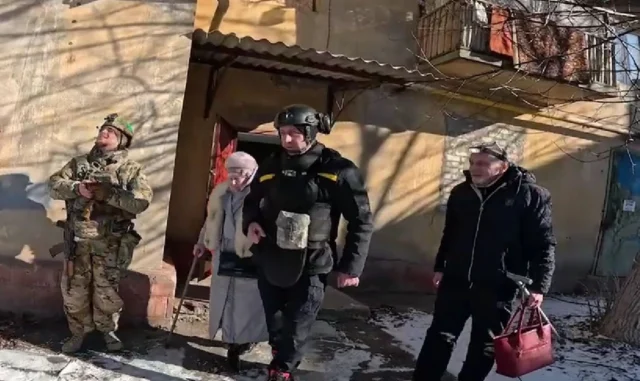 Рятувальники показали евакуацію 9 людей з Дружківки на Донеччині Рятувальники-показали-евакуацію-9-людей-з-Дружківки-на-Донеччині