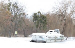 На каналах у Луцьку щодня рубають ополонки На-каналах-у-Луцьку-щодня-рубають-ополонки