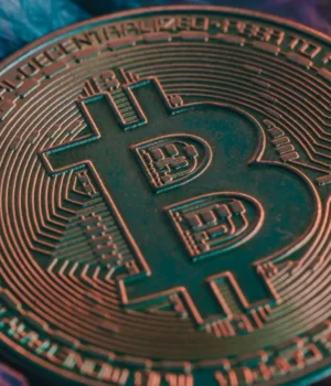 Біткоїн-на-порозі-$60-000-на-тлі-втечі-інвесторів-від-ризикованих-ставок