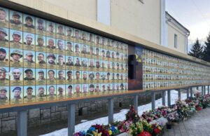 У центрі Луцька нові фото загиблих військових розмістять після розширення дошки У-центрі-Луцька-нові-фото-загиблих-військових-розмістять-після-розширення-дошки