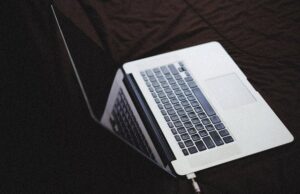 Ви вбиваєте батарею ноутбука щодня: ось як заряджати його правильно Ви вбиваєте-батарею-ноутбука-щодня:-ось-як заряджати-його-правильно