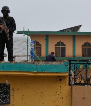 Вибух-у-мечеті-убив-десятки-людей:-що-відомо-про-теракт-(відео)