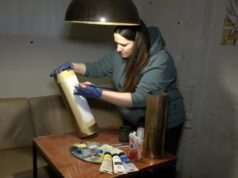 Лучанка розписує тубуси гільзи, ящики малює шеврони і передає гроші для ЗСУ. ВІДЕО Лучанка-розписує-тубуси-гільзи,-ящики-малює-шеврони-і-передає-гроші-для-ЗСУ.-ВІДЕО
