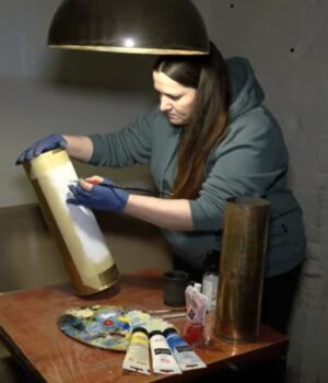 Лучанка-розписує-тубуси-гільзи,-ящики-малює-шеврони-і-передає-гроші-для-ЗСУ.-ВІДЕО