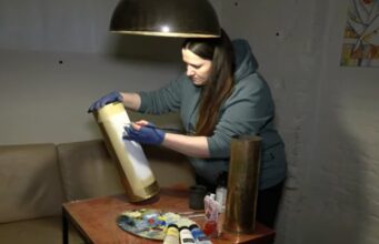 Лучанка розписує тубуси гільзи, ящики малює шеврони і передає гроші для ЗСУ. ВІДЕО Лучанка-розписує-тубуси-гільзи,-ящики-малює-шеврони-і-передає-гроші-для-ЗСУ.-ВІДЕО