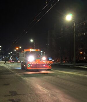 Дощ-і-мінусова-температура:-дороги-Волині-перетворилися-на-ковзанку,-працює-спецтехніка