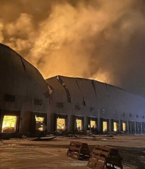 На-Київщині-внаслідок-російської-атаки-знищений-логістичний-центр-фабрики-«Рошен»