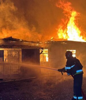 Росіяни-масовано-обстріляли-Херсон:-у-місті-виникли-масштабні-пожежі,-є-багато-поранених