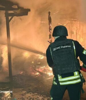 Масований-обстріл-Херсона:-в місті-виникли-пожежі,-є постраждалі-(фото)