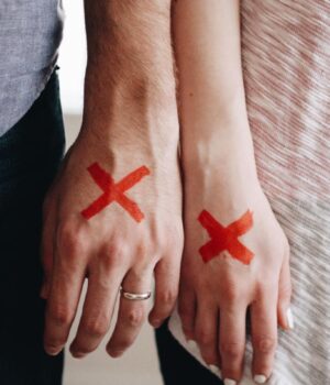 “Червоні-прапорці”-на-початку-стосунків:-які-сигнали-не-можна-ігнорувати