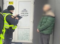 У Луцьку чоловік малював у тролейбусі свастику та погрожував пасажирам ножем. ВІДЕО У-Луцьку-чоловік-малював-у-тролейбусі-свастику-та-погрожував-пасажирам-ножем.-ВІДЕО