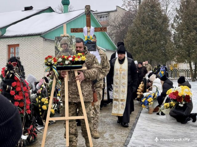 Нововолинська громада попрощалася з загиблим на фронті Захисником Дмитром Назаровським Нововолинська-громада-попрощалася-з-загиблим-на-фронті-Захисником-Дмитром-Назаровським