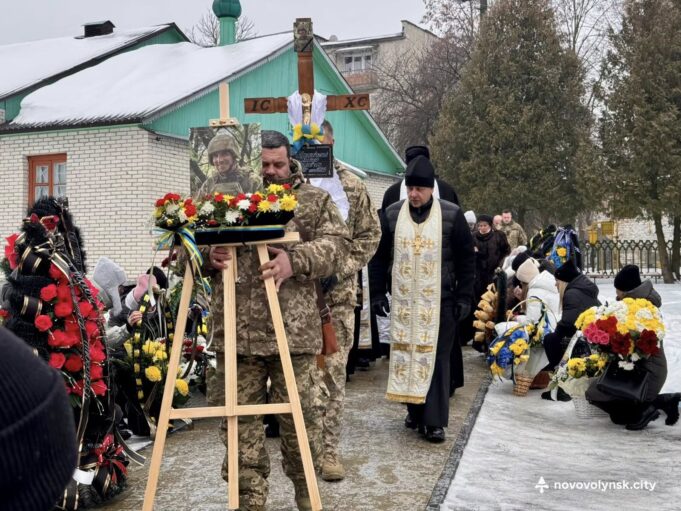 Нововолинська громада попрощалася з загиблим на фронті Захисником Дмитром Назаровським Нововолинська-громада-попрощалася-з-загиблим-на-фронті-Захисником-Дмитром-Назаровським