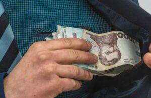 У Луцьку злодій витягнув з кишені пенсіонера 16 тисяч гривень У-Луцьку-злодій-витягнув-з-кишені-пенсіонера-16-тисяч-гривень