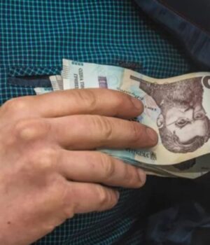 У-Луцьку-злодій-витягнув-з-кишені-пенсіонера-16-тисяч-гривень