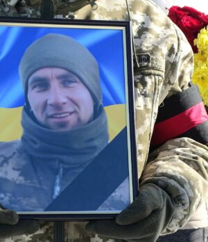 Над-могилою-пролунало-«Слава-Герою»:-на-Волині-попрощались-з-солдатом-Романом-Махнюком