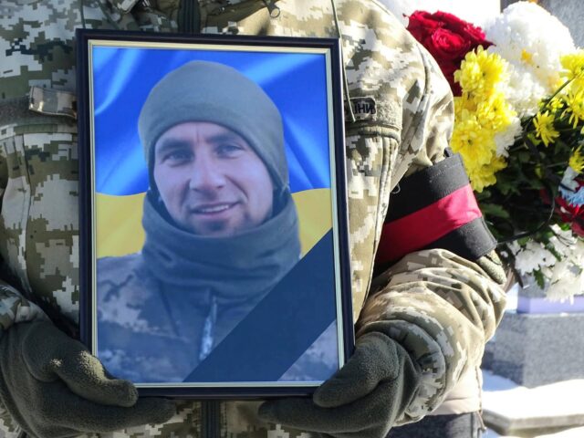 Над могилою пролунало «Слава Герою»: на Волині попрощались з солдатом Романом Махнюком Над-могилою-пролунало-«Слава-Герою»:-на-Волині-попрощались-з-солдатом-Романом-Махнюком