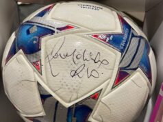 У Луцьку на аукціоні продали м’яч з підробленим автографом Роналдінью за 7 тисяч доларів –... У-Луцьку-на-аукціоні-продали-м’яч-з-підробленим-автографом-Роналдінью-за-7-тисяч-доларів-–.