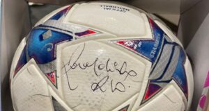 У Луцьку на аукціоні продали м’яч з підробленим автографом Роналдінью за 7 тисяч доларів –... У-Луцьку-на-аукціоні-продали-м’яч-з-підробленим-автографом-Роналдінью-за-7-тисяч-доларів-–.