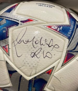 У-Луцьку-на-аукціоні-продали-м’яч-з-підробленим-автографом-Роналдінью-за-7-тисяч-доларів-–.