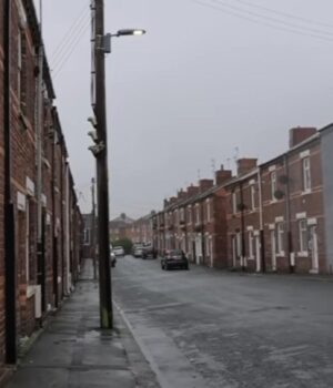 Місто-привид-з-фальшивими-вікнами:-у-Британії-є-незвичайне-селище-с-покинутими-будинками