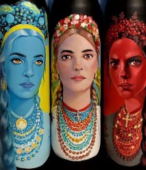 Лучанка,-розписуючи-тубуси,-зібрала-понад-мільйон-гривень-для-ЗСУ