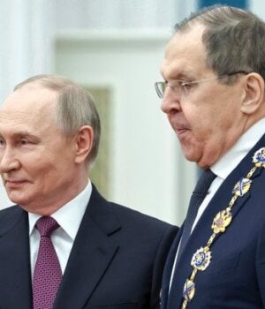 Лавров-зробив-заяву-про-“дистанцію”-у-мирних-переговорах:-деталі