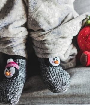 Шкарпетки-більше-не-“кусаються”:-дивовижний-трюк-з-водою-та-бальзамом,-який-працює-миттєво