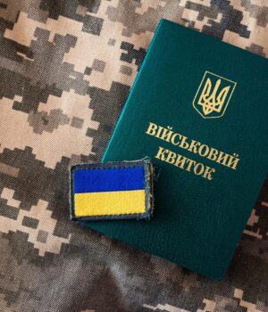 Чоловіки-60+-зможуть-служити-в-армії-за-контрактом:-Зеленський-підписав-указ