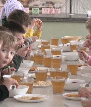 Кухарі-приходять-о-4-й-ранку:-як-годують-луцьких-школярів-під-час-відключень-світла