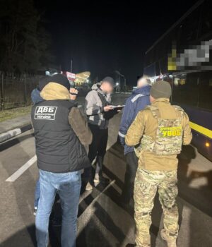 Вивозили-чоловіків-у-схованці-автобуса:-у-Луцьку-група-осіб-постане-перед-судом
