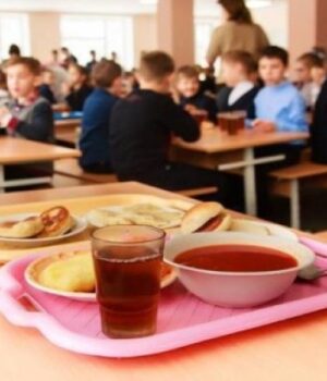 На-роботу-–-вночі:-як-працюють-при-відключеннях-світла-їдальні-у-школах-Луцька