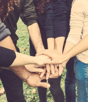 11-лютого:-свята,-події,-факти.-День-для-друзів-та-День-білої-сорочки