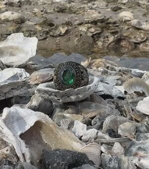 Загублений-перстень-знайшли-через-44 роки-на пляжі-після-семи-ураганів-і п’яти-штормів —-фото