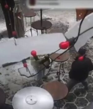 У-центрі-Луцька-на-чоловіка-впала-величезна-брила-льоду.-ВІДЕО