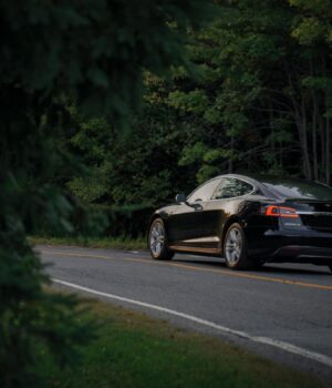 Цей-електромобіль-настільки-вразив-експертів,-що-їм-довелося-змінити-правила-дорожніх-тестів