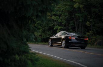 Цей електромобіль настільки вразив експертів, що їм довелося змінити правила дорожніх тестів Цей-електромобіль-настільки-вразив-експертів,-що-їм-довелося-змінити-правила-дорожніх-тестів