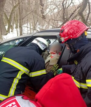 На-Волині-водійка-авто-зіткнулась-з-деревом